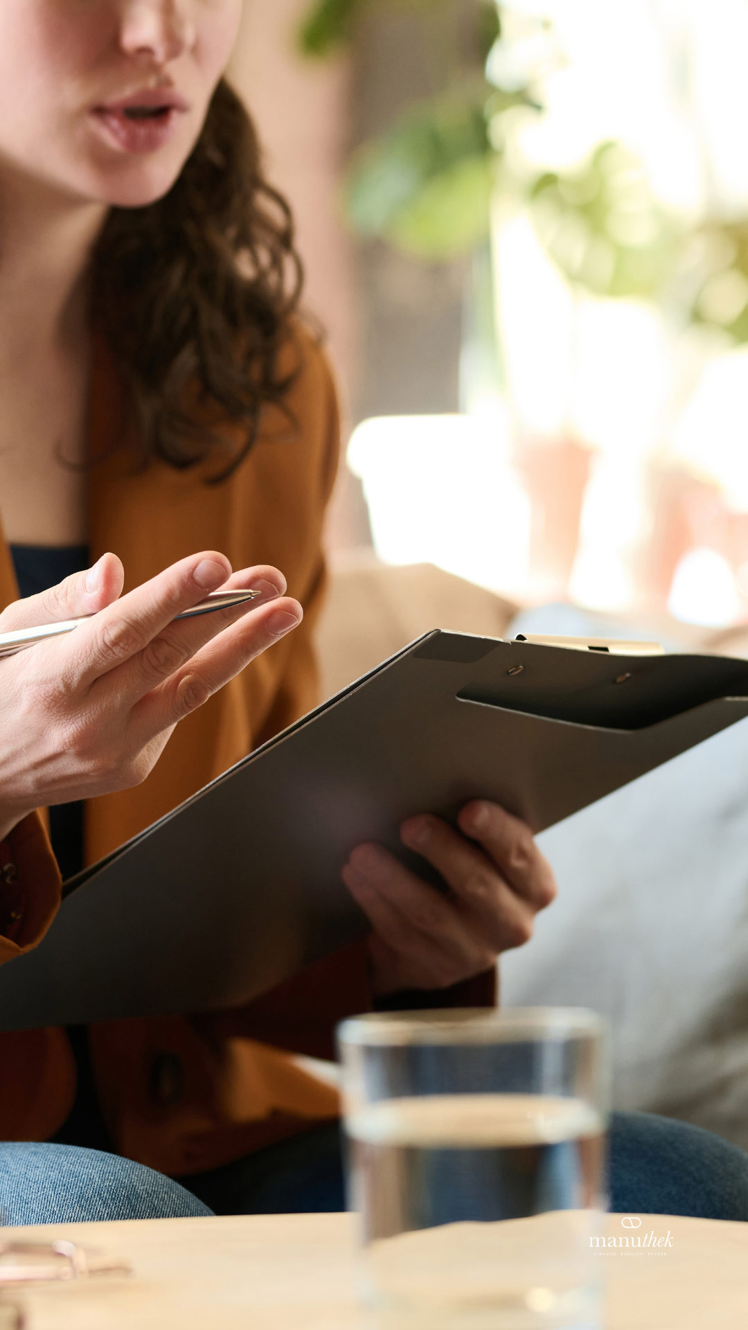 ndividuelle Ernährungsberatung und Nährstoffberatung bei Manuthek – Katharina Heinz im BeratungsgesprächTitel (Title)ernaehrungsberatung-manuthek-katharina-heinzBeschriftung (Caption)Persönliche Beratung vor Ort, via Zoom oder Telefon.BeschreibungFoto einer professionellen Beratungssituation für das Angebot der Ernährungs- und Nährstoffberatung bei Manuthek.